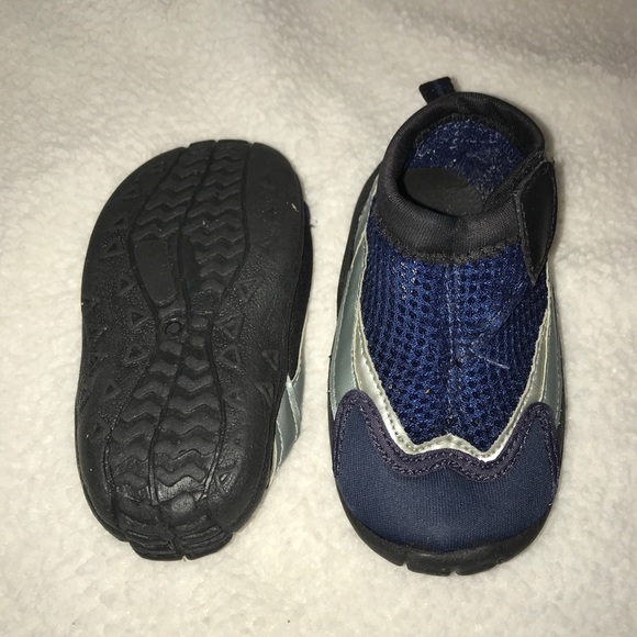 Size 5 toddler shoes - Picture 4 of 5